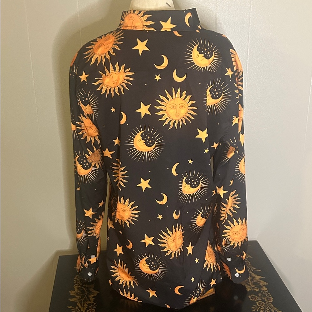 Celestial long sleeve button down shirt sun 🌞 moon 🌙 and stars ✨ NWT - Picture 5 of 7